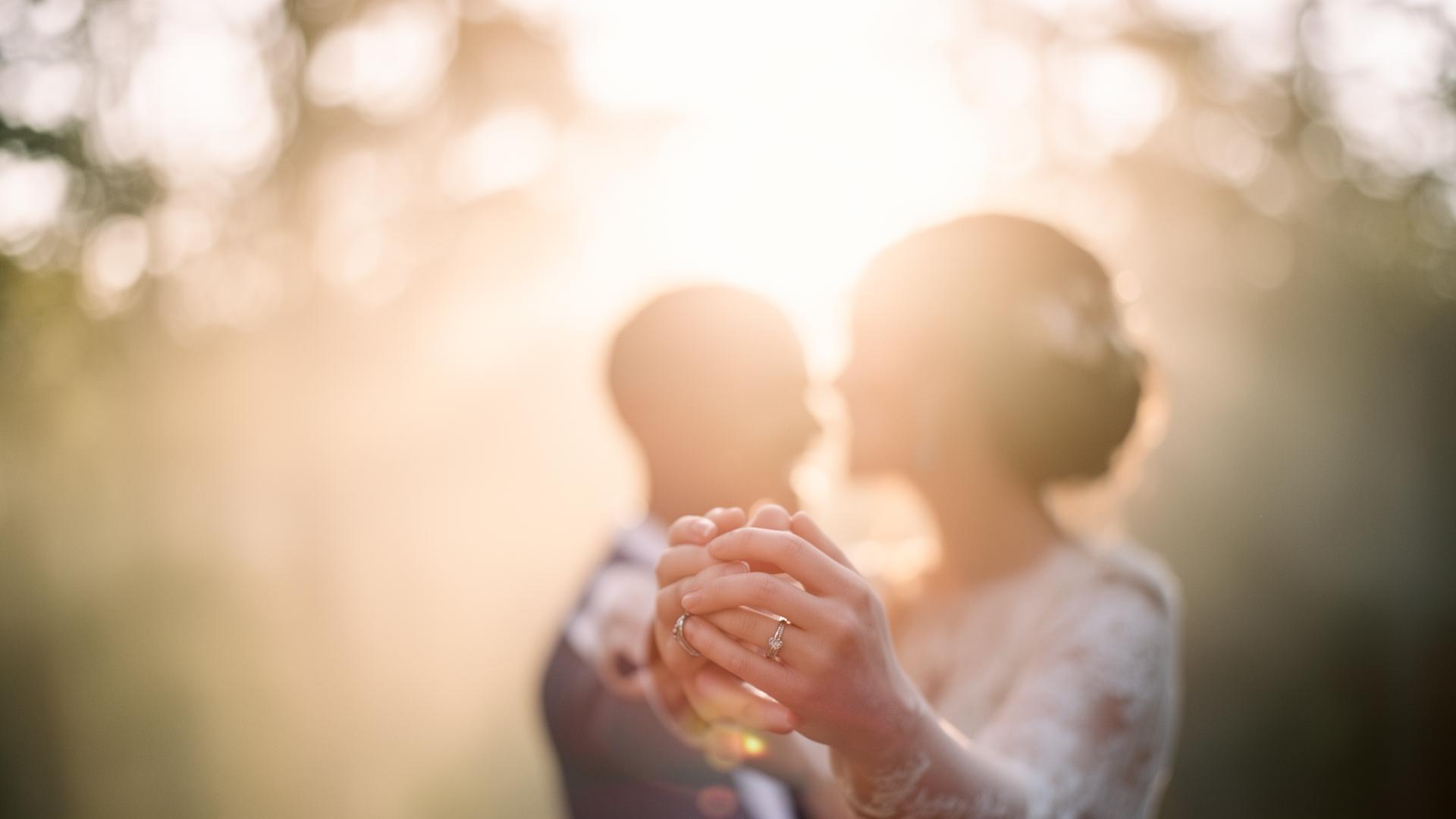 Couple au coucher de soleil